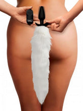 Lade das Bild in den Galerie-Viewer, Vibrierender schmaler Analplug mit Schwanz - Fuchs