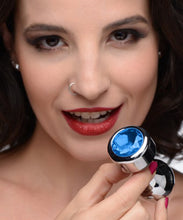 Lade das Bild in den Galerie-Viewer, Aluminium Butt Plug mit blauem Kristall - Medium