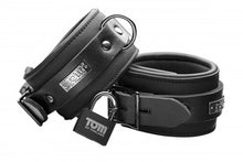 Lade das Bild in den Galerie-Viewer, Tom of Finland Handfesseln aus Neopren mit Schloss
