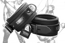 Lade das Bild in den Galerie-Viewer, Tom of Finland Handfesseln aus Neopren mit Schloss