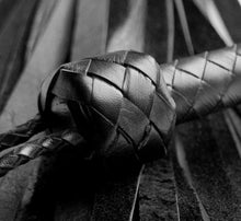 Lade das Bild in den Galerie-Viewer, Weiche Folterpeitsche aus Leder