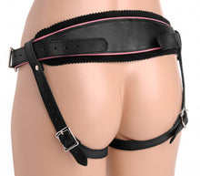 Lade das Bild in den Galerie-Viewer, Tief ausgeschnittener Harness aus Leder mit Dildoring