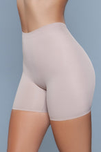 Lade das Bild in den Galerie-Viewer, Shape Shifter Figurformende Shorts - Beige

